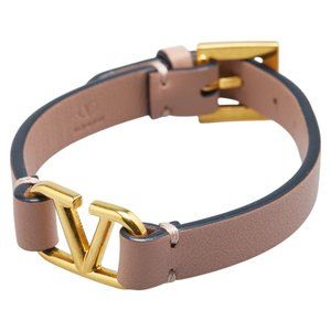 Valentino Garavani logo belt bracelet in beige and pink leather for women.